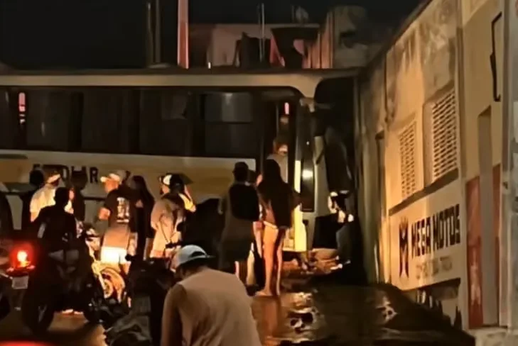 Motorista morre e quatro pessoas ficam feridas após ônibus escolar bater em muro na Paraíba