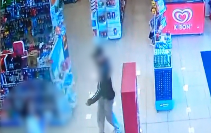 Homem armado invade farmácia e agride funcionários Homem armado invade farmácia e agride funcionários