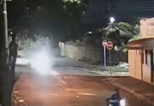 Três ficam feridos em acidente entre carro e moto no Jardim Paiva