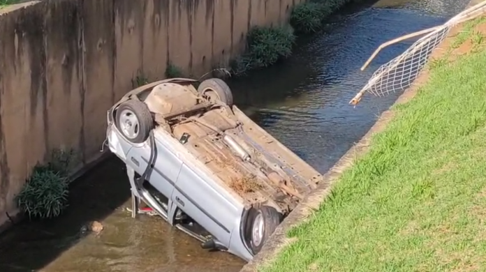 Carro cai em córrego após motorista perder o controle Carro cai em córrego após motorista perder o controle