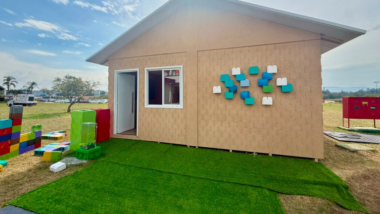 Casa feita com plástico reciclado transforma 2 toneladas de resíduos em construção em São José dos Campos