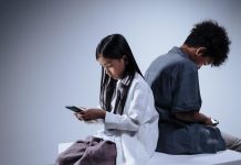 FILHOS COM CELULAR NA MÃO E PAIS EM BUSCA DE CONEXÃO