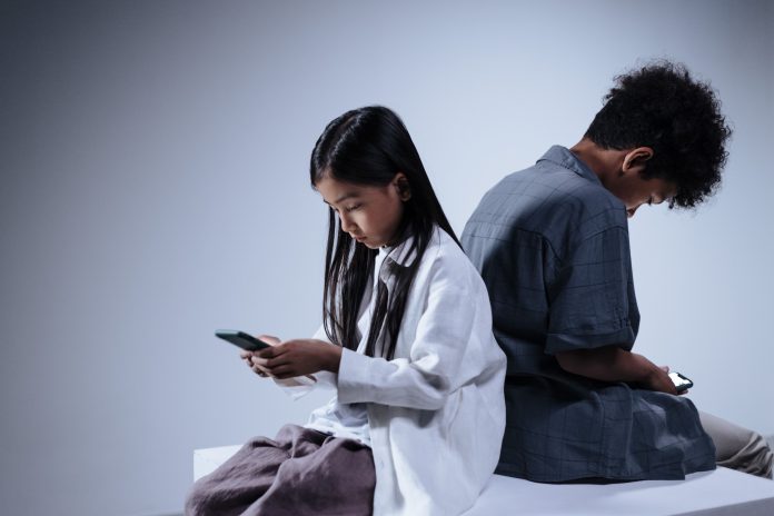 FILHOS COM CELULAR NA MÃO E PAIS EM BUSCA DE CONEXÃO
