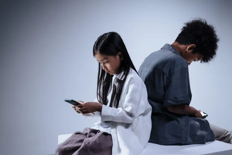 FILHOS COM CELULAR NA MÃO E PAIS EM BUSCA DE CONEXÃO