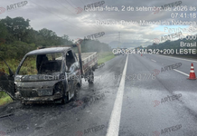 Incêndio atinge utilitário que trafegava em rodovia de Peruíbe