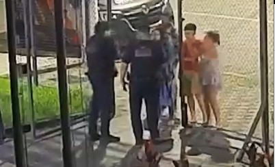 GCM SALVA BEBÊ Bebê de dois meses que havia se engasgado é salva por GCM em Santos; VEJA VÍDEO