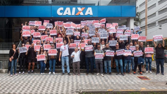 Greve de empregados da Caixa continua na Baixada Santista