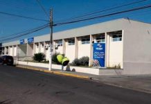 Menino de 4 anos morre preso ao vidro de carro enquanto pai jogava futebol