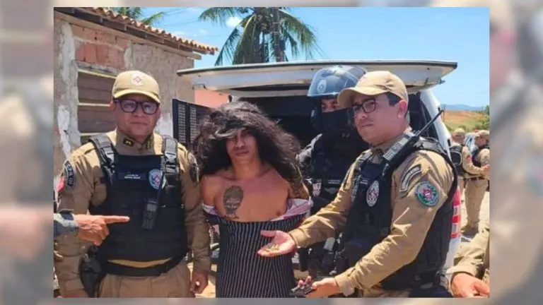 Homem preso vestido de mulher afirma ter matado 80 pessoas