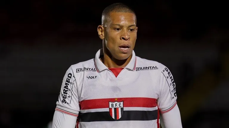 Camisa 9 do Botafogo projeta próxima partida e convoca a torcida: “Precisamos caminhar juntos”