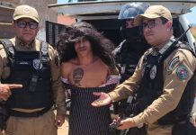 Suspeito de homicídios é preso vestido de mulher e com criança no colo no Litoral Norte da Paraíba