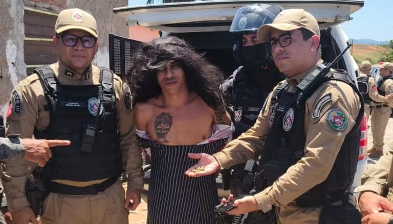 Suspeito de homicídios é preso vestido de mulher e com criança no colo no Litoral Norte da Paraíba