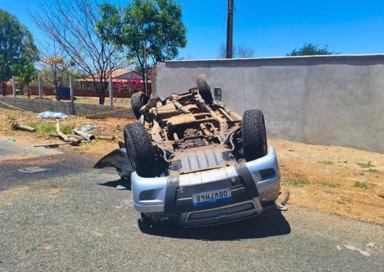 Homem morre após caminhonete capotar na PB-323, em Catolé do Rocha