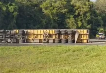 Carreta tomba e bloqueia duas faixas da BR-230 na Grande João Pessoa