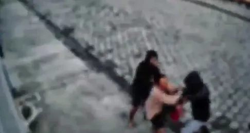 Mulher entra em luta com assaltantes e Polícia Militar recupera celulares em Guarujá; VEJA VÍDEO