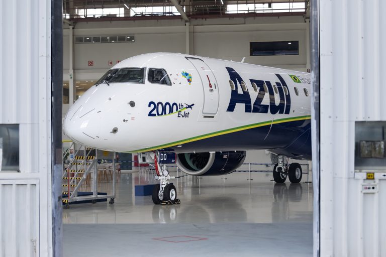 Embraer entrega o 2.000º E-Jet e programa entra para os três maiores do mundo