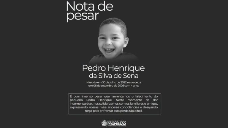 Menino de 4 anos morre preso ao vidro de carro enquanto pai jogava futebol