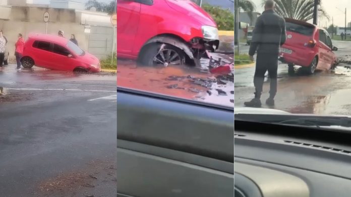 Carro afunda em cratera escondida pela água e assusta motorista