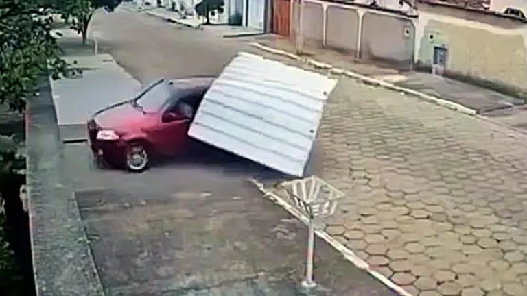 Motorista perde controle ao dar ré e destrói portão e muro em MG