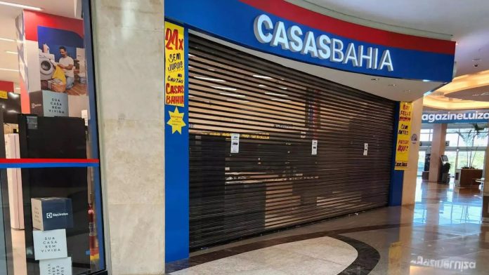 Demitidos das Casas Bahia não conseguem receber rescisão, FGTS e seguro-desemprego, diz entidade