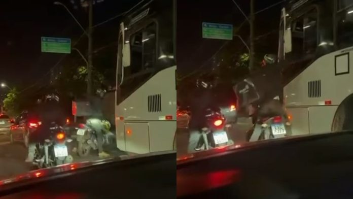 Motoboy se envolve em briga com motorista de ônibus circular e quebra o vidro do veículo no soco na John Boyd Dunlop