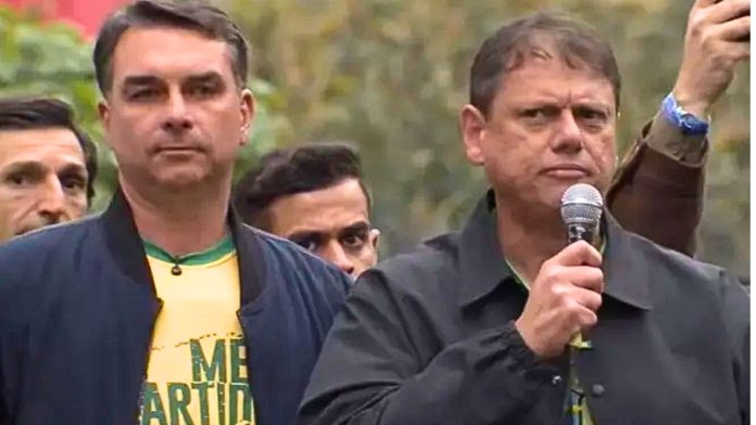 Tarcísio diz em ato com Flávio que Senado não pode se omitir em crise no STF