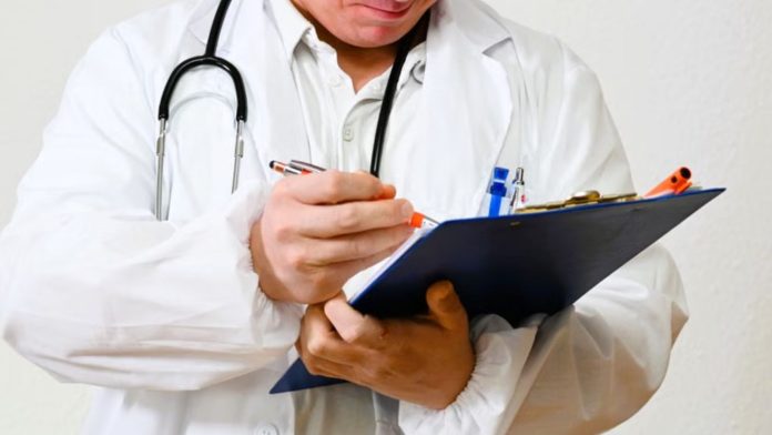 Médico expõe dados de prontuário e debocha de peso de paciente nas redes sociais