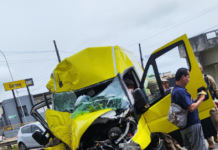 Van colide com pilastra de passarela na BR-101, em João Pessoa