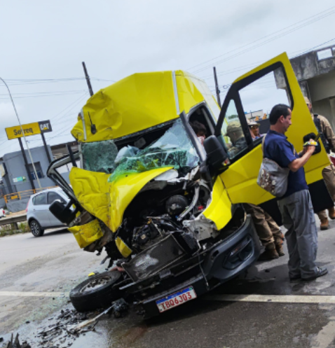 Van colide com pilastra de passarela na BR-101, em João Pessoa