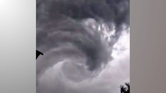 Vídeo Moradora registra nuvem com rotação durante temporal no Rio Grande do Sul