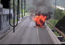 Ônibus pega fogo no Contorno Sul da Tamoios, sentido Ubatuba