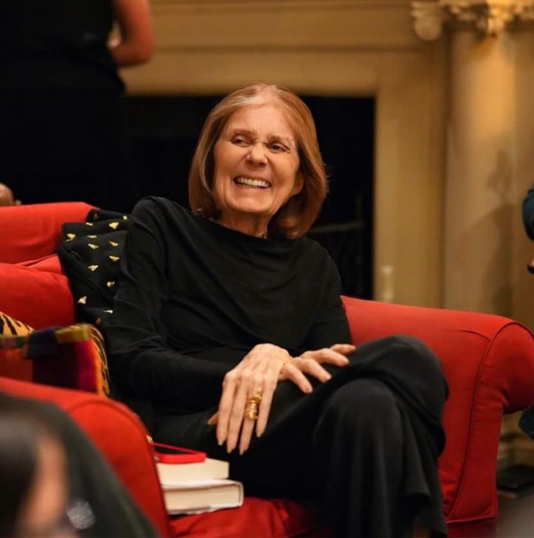 Morre Gloria Steinem, jornalista que foi pioneira do feminismo, aos 92 anos