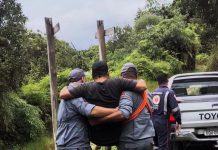 Homem é resgatado após cair de andaime em área de difícil acesso em Ubatuba