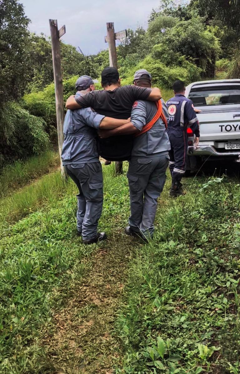 Homem é resgatado após cair de andaime em área de difícil acesso em Ubatuba