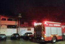 Incêndio destrói casa de madeira durante a madrugada em Caraguatatuba