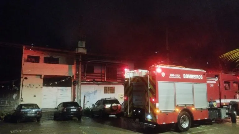 Incêndio destrói casa de madeira durante a madrugada em Caraguatatuba