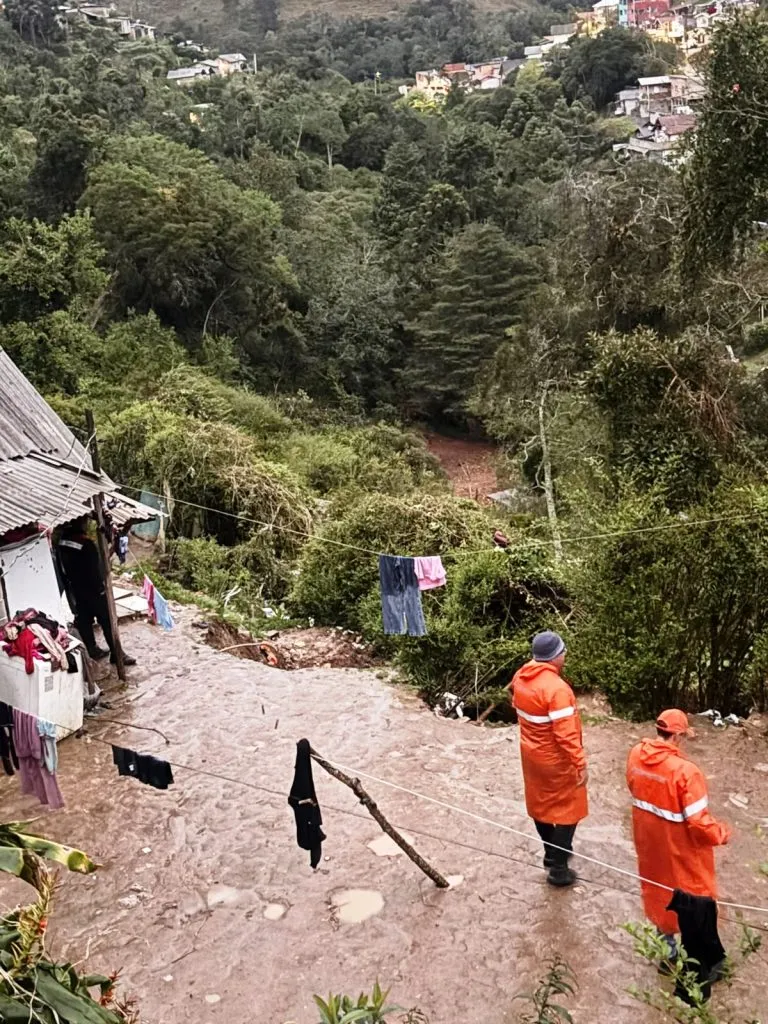 Deslizamento atinge casa e deixa nove desalojados em Campos do Jordão