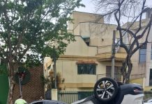Carro capota na Avenida Nove de Julho, em São José dos Campos