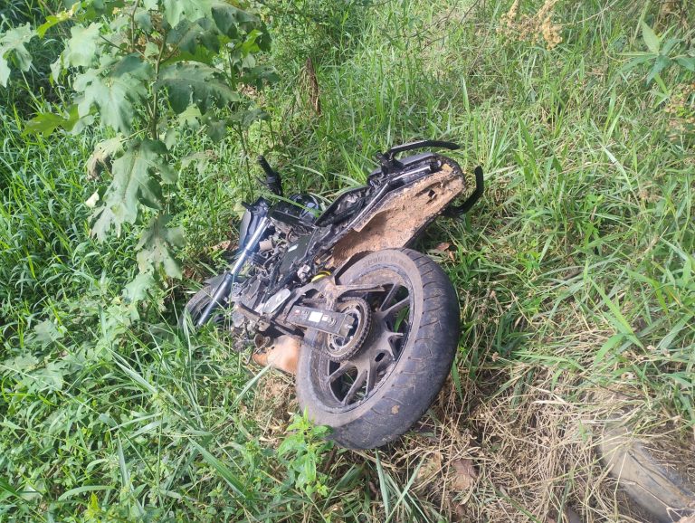 Motocicleta furtada é recuperada pela GCM em córrego de Pindamonhangaba