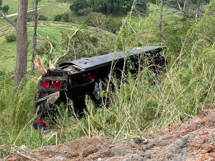 cidente com ônibus deixa cinco mortos em Cruzeiro