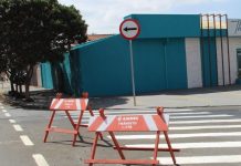 Trecho da rua Capitão Francisco de Paula, no Cambuí, recebe bloqueio para remoção de grua