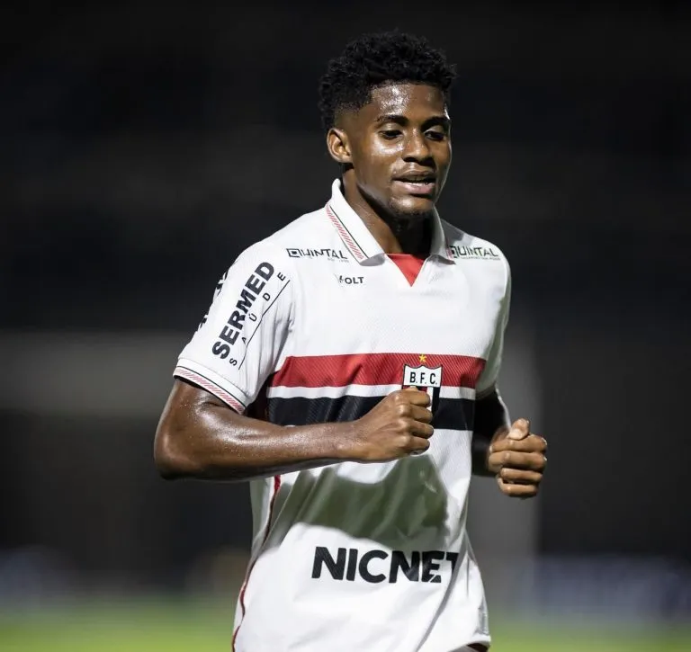 Botafogo renova o contrato com o meio-campista Yuri até 2029