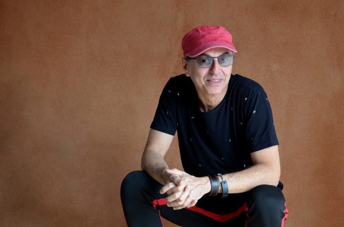 Sesc Taubaté recebe show de Zeca Baleiro neste sábado