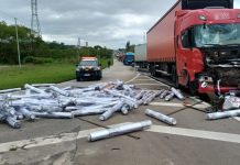 Colisão entre caminhões interdita faixa da Via Dutra após derramamento de carga