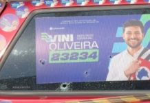 Carro adesivado com material de campanha de Vini Oliveira foi alvo de disparos de arma de fogo