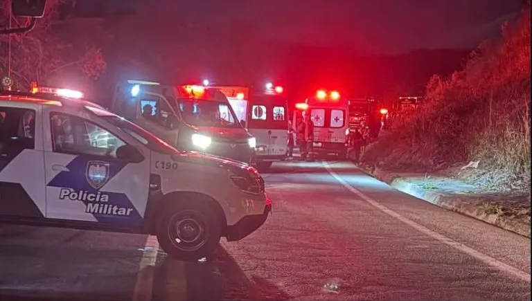 Ônibus de turismo tomba em Ibatiba, no Espírito Santo, e deixa três mortos e 44 feridos