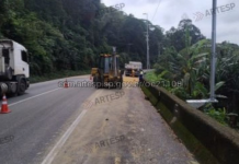 Caminhão bate em carreta e espalha soja na Anchieta, SP