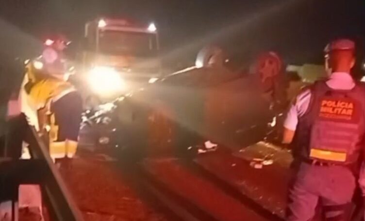 Motorista provoca acidente, faz carro capotar em pontilhão e foge sem prestar socorro na Elyezer