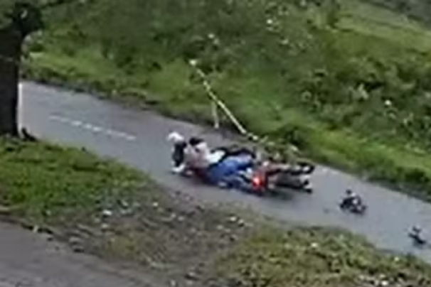 acidente moto arvore