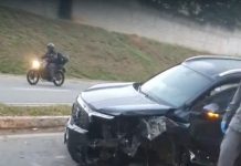 Carro capota na Via Cambuí, em São José